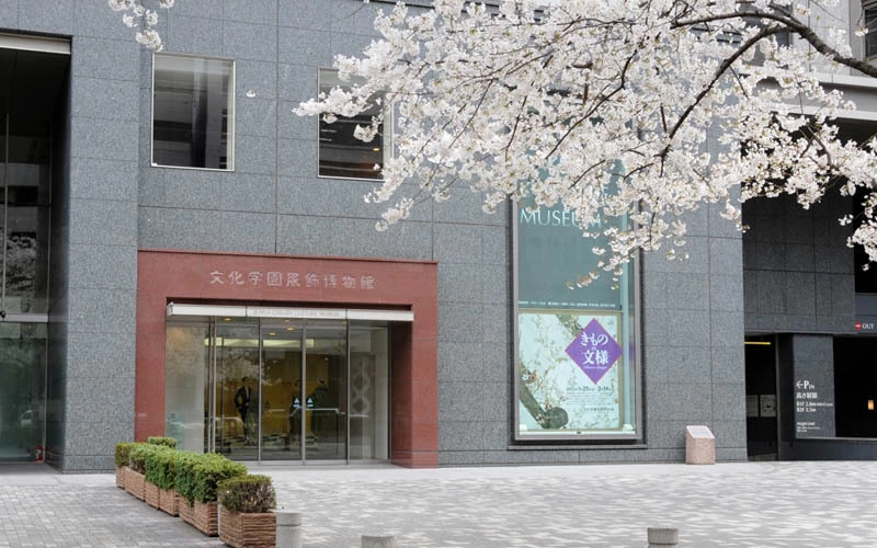 博物館入口の右手が「新宿文化クイントビル」駐車場の入口となっている。博物館の入口付近で乗降することも可能。