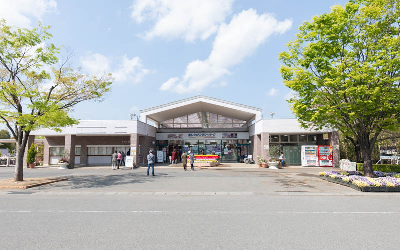 正門前は広くフラットな作りになっており、車椅子でも入園しやすい。