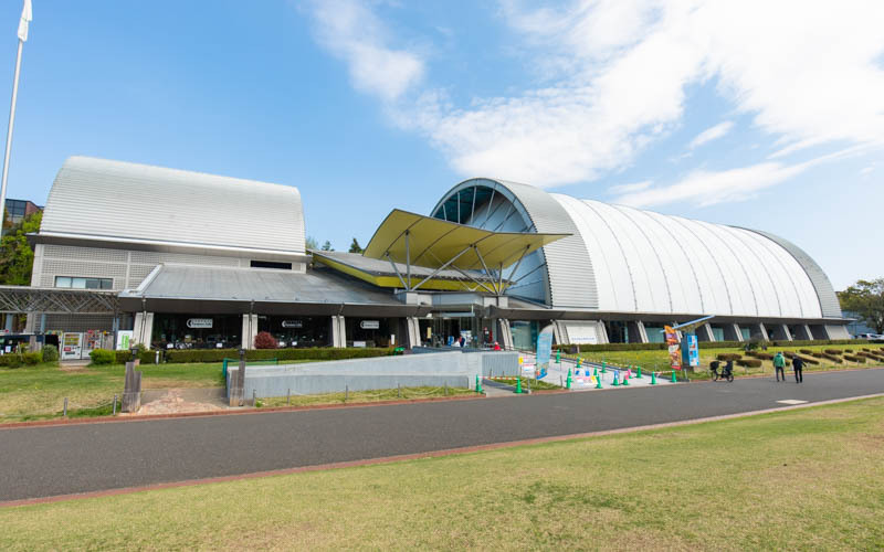 航空発祥記念館の外観。入り口は緩やかな傾斜となっている。