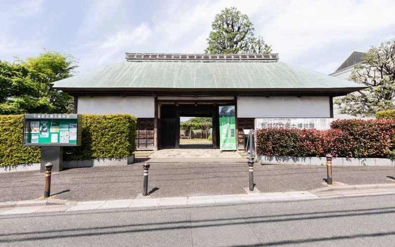 住宅街の中にある大きな長屋門が目印。旧井口家の表門を移築して造られた。