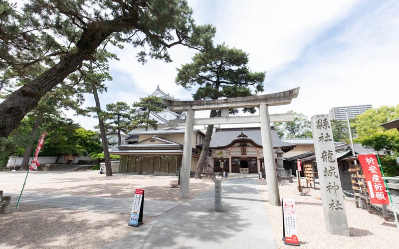 天守横にある「龍城（たつき）神社」。鳥居の前には「百願成就」の石碑があり、石碑とお社を100回往復することで願いが叶うとされている。