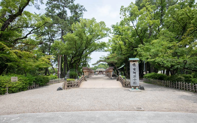 本園南側にある「太鼓橋」。周囲は砂利道なので、車椅子利用の方は注意が必要。