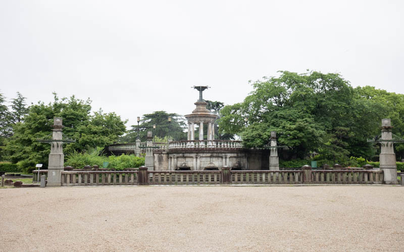 鶴舞公園のシンボルとなっている「噴水塔」はローマ様式の大理石柱に岩組が施された和洋折衷の美しい姿をしている。