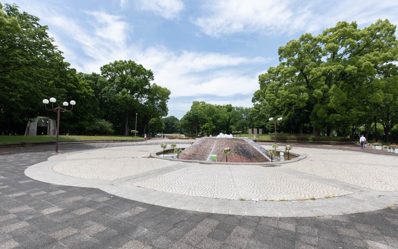 名城公園東側にある噴水。緑の木々と水の共演が美しい。