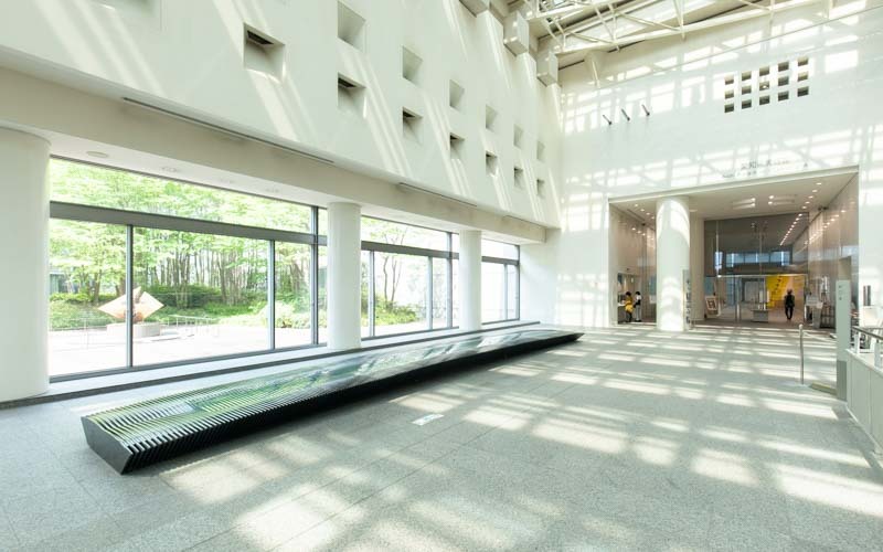 10階美術館の入口前にはガラスを使った作品や野外展示作品も見られる広々とした空間がある。