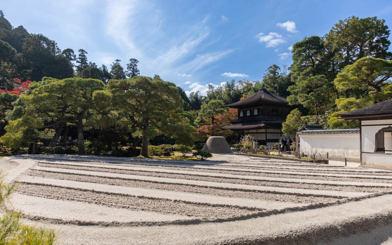 「方丈」の前からは「銀沙灘」「向月台」「観音殿」が一望に見渡せる。