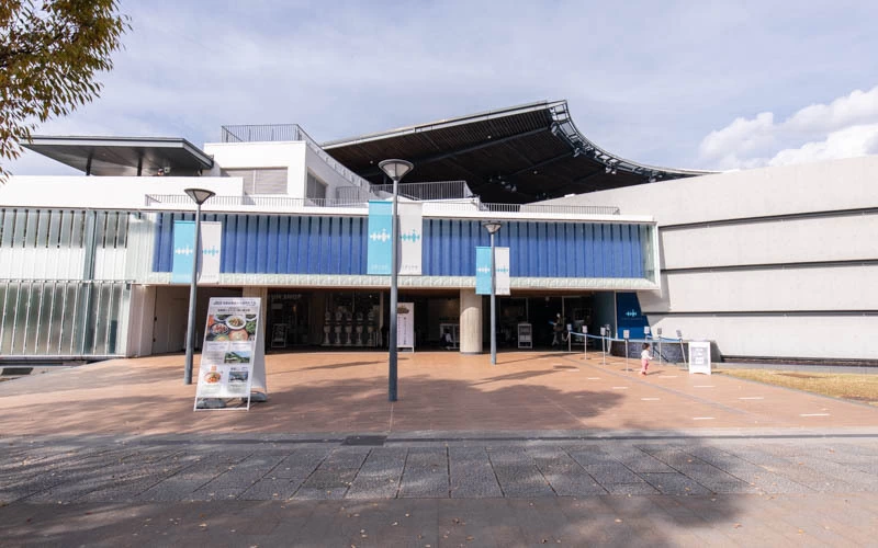 水族館入口は「梅小路公園」内に面しており、広くフラットな作りになっている。