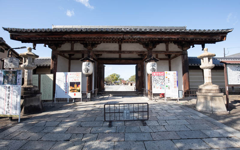 「慶賀門」の右側には専用駐車場の入口があり、こちらから入ると拝観受付付近まで石畳の通路がある。									