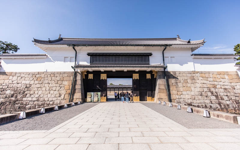 二条城の正面にあたる重要文化財の「東大手門」は、白く美しい漆喰の門構えで来城者を迎えてくれる。