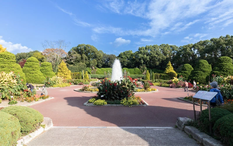 左右対称に作られた沈床花壇。噴水を囲むように植えられた木々や花々を鑑賞できる。
