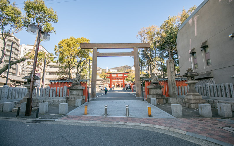 かつての参道に繋がっている境内南側にある鳥居。駅から徒歩で向かう場合にはこちらから入ると正面になる。