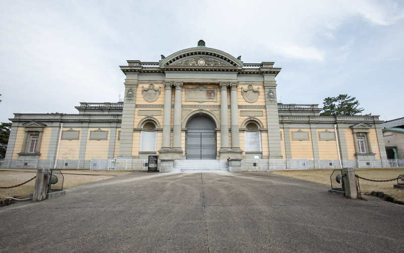 「なら仏像館」の西側が建設当時の正面となっており、建物自体が重要文化財指定となっている。