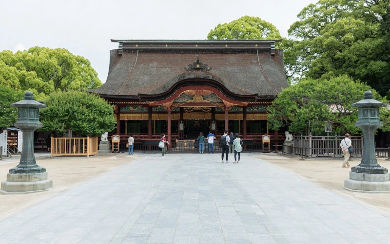 御本殿までの道は舗装された石畳となっている。