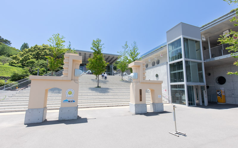 正面入口は階段となっているが、車椅子利用の方は横のエレベーターを利用し入園する。