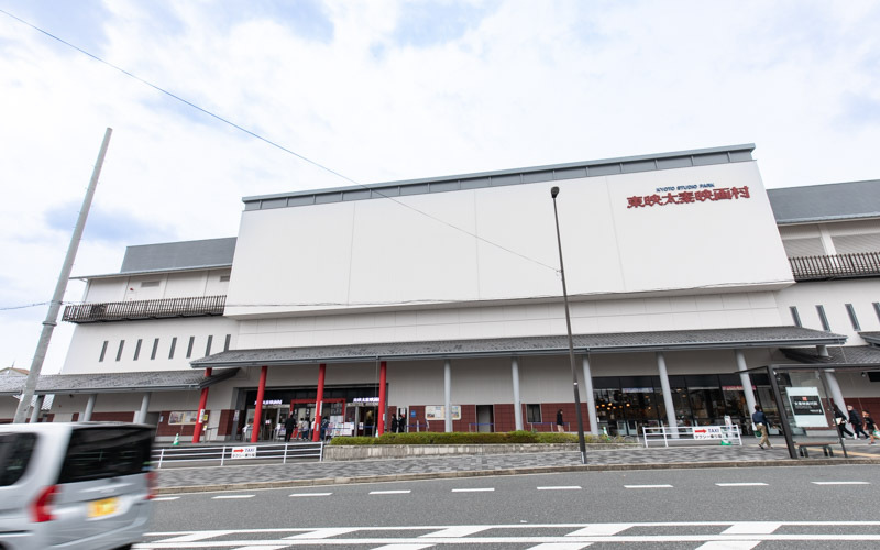 大きな幹線道路沿いに位置しているため自家用車でも訪れやすい。
