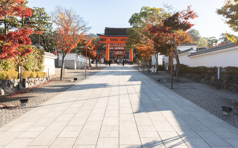 JR稲荷駅から続く表参道は整った石畳の道になっている。