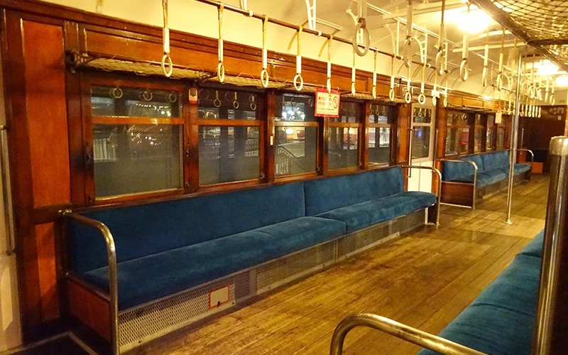 明治から最近まで使われていた車両など、さまざまな時代の車両を内部まで見ることができる。
