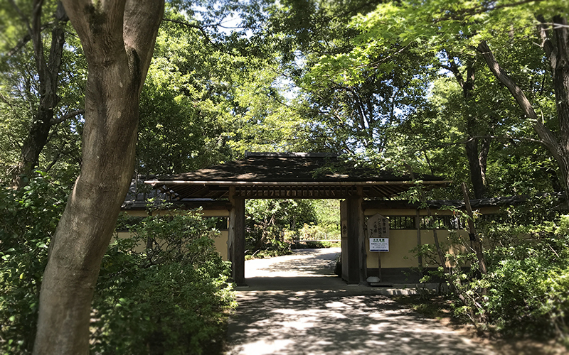 門をくぐると日本庭園が広がり、和の雰囲気に包まれながら、やすらぎのひとときを過ごすことができる。	