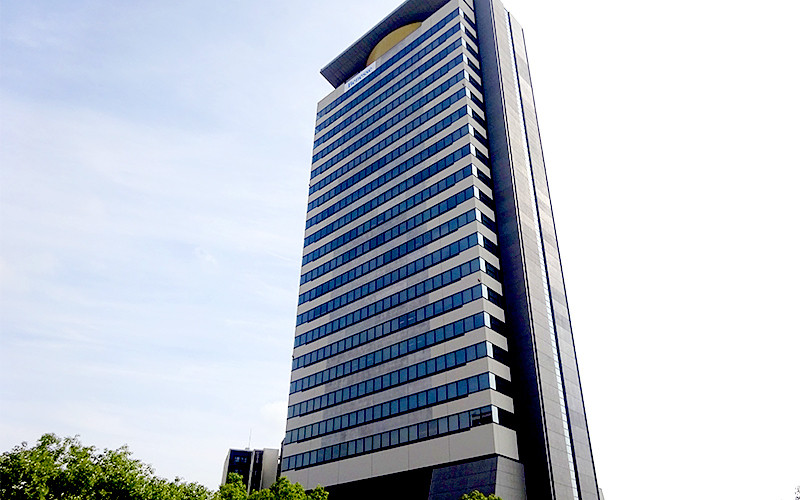 多摩市のベネッセコーポレーション東京ビル21階に位置する。	