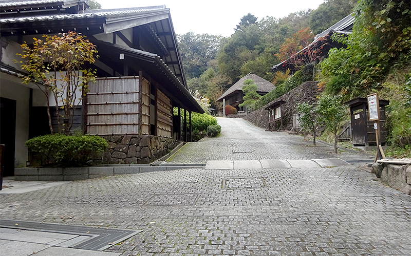 日本民家園正門。正門から入場すると目の前に長く急な坂がある。