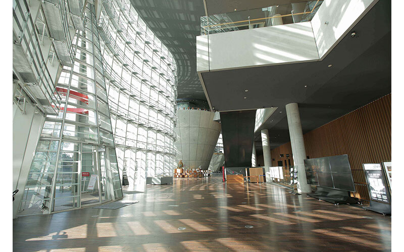 1階ロビー。晴れた日はガラスカーテンウォールを通した陽ざしが館内をより明るくしてくれる。提供：©国立新美術館