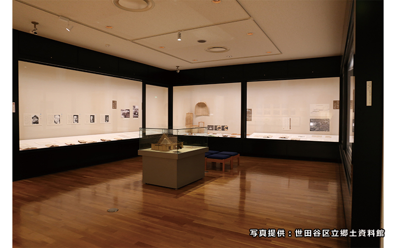 新館の2階企画展示室。大場家に残る古文書や絵画、楽市（ボロ市の起源）に関する資料を展示している。 