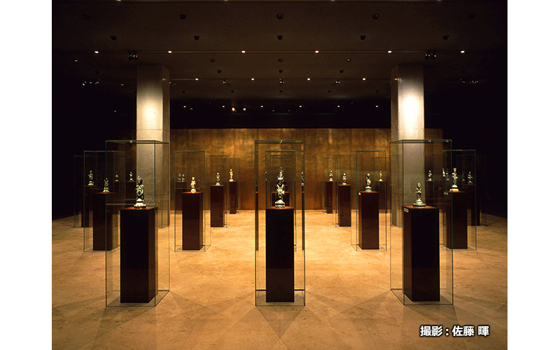 「法隆寺宝物展」には皇室から献納された貴重な観音菩薩立像などの宝物が約300件収蔵・展示されている。