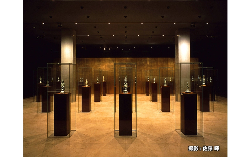 「法隆寺宝物展」には皇室から献納された貴重な観音菩薩立像などの宝物が約300件収蔵・展示されている。