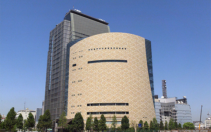 本館はNHK大阪放送会館との複合施設となっている。