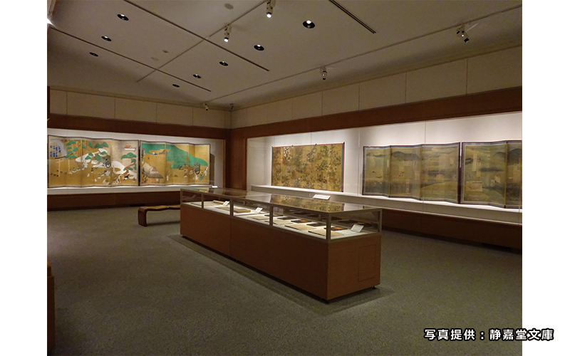 展示室はスペースも広く、落ち着いた雰囲気。ゆっくり美術品を鑑賞することができる。 