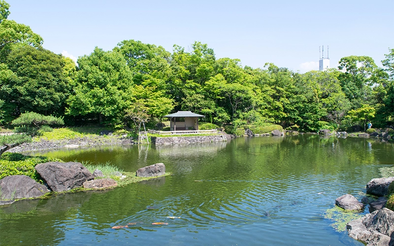 伊勢湾をモチーフにした池では海洋風景を楽しむことができる。									