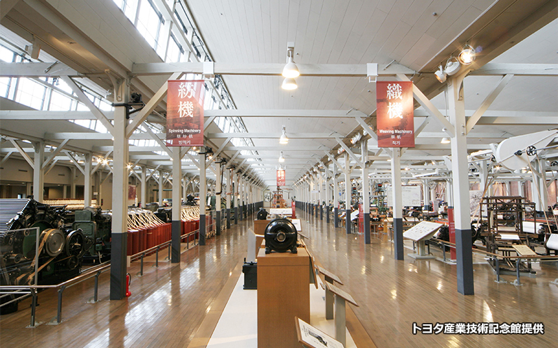 展示物は大正時代に建設された紡績工場や建屋に設置されてる。