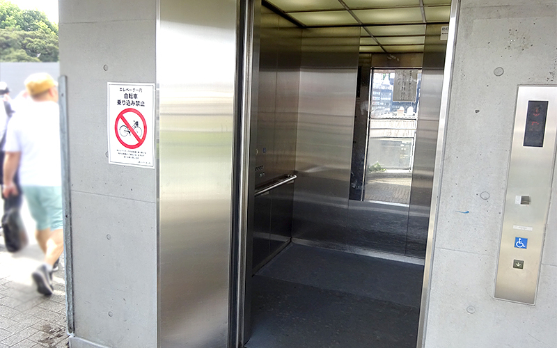 美術館の横にあるエレベータ―は、上野駅などへのアクセスに便利。	