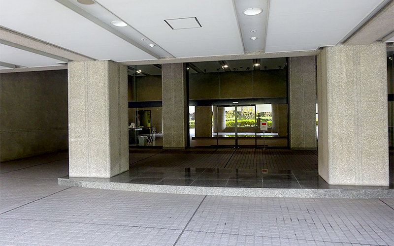 ベネッセコーポレーション東京ビル地下1階で車の乗降が可能。	