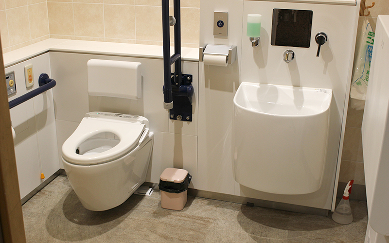 1階に多目的トイレがある。車椅子で利用しやすい広さで、オストメイトにも対応。 