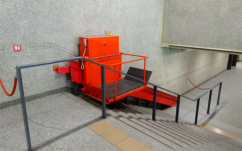 ベネッセコーポレーション東京ビル地下1階から入場した場合は、階段を降りることになる（昇降機付）。	