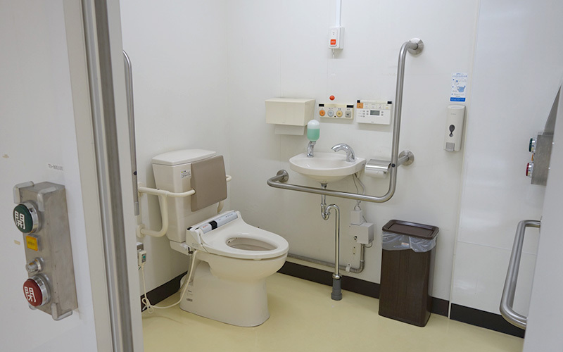 車椅子でも利用できる多目的トイレがある。（オストメイトは非対応）