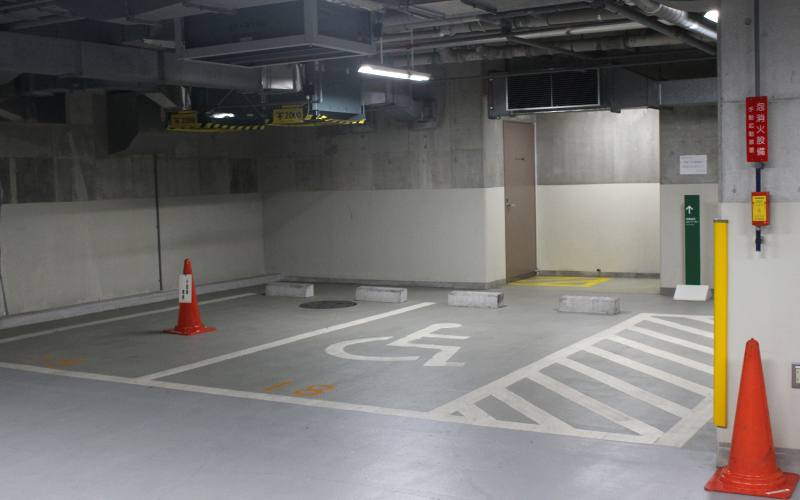 優先駐車スペースは地下にあり、エレベーターで1階へ上がることができる。 利用の前に問い合わせが必要。