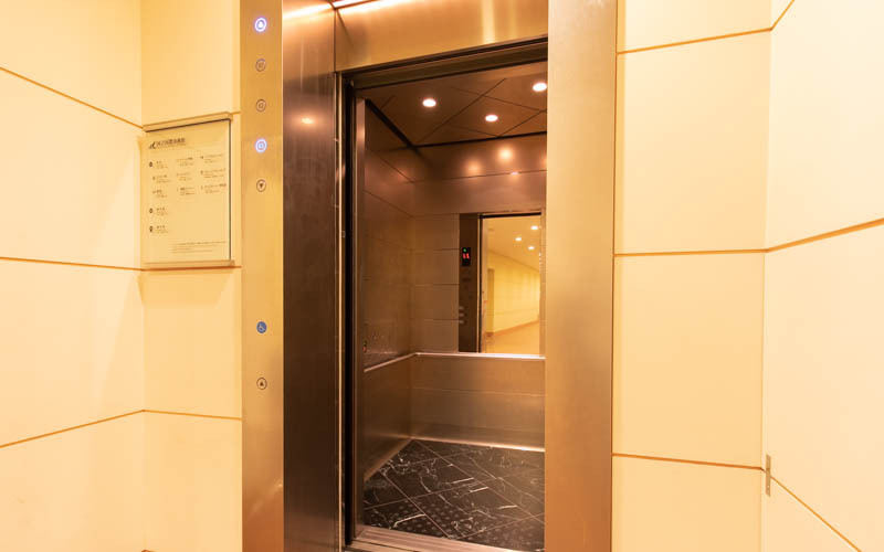 地下1階から、地下2階・3階への移動はこちらのエレベーターを利用できる。利用希望者はスタッフに声をかければ案内してもらえる。