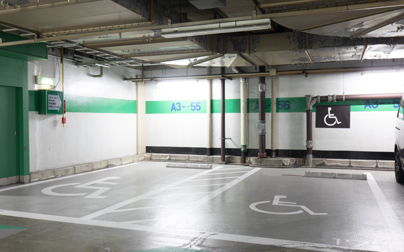 地下駐車場には4台分の優先駐車場が用意されているが、予約はできない。
