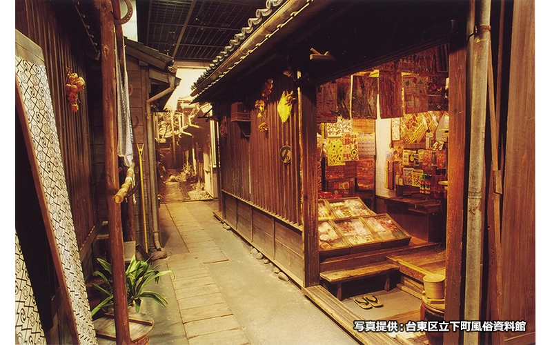 狭い路地に囲まれた長屋を再現した展示エリア。路地の奥まで立ち入ることができるようになっている。