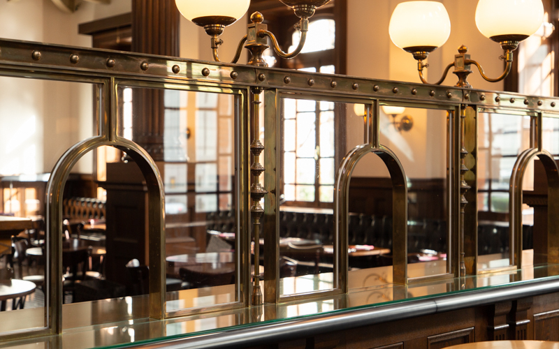 「Cafe 1894」店内は1894年当時の銀行窓口を再現したデザインとなっており、魅力的。