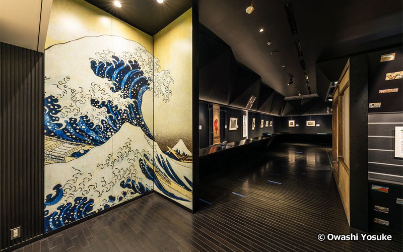 AURORA(常設展示室)入口でまず目に入るのが迫力のある冨嶽三十六景「神奈川沖浪裏」の絵だ。	