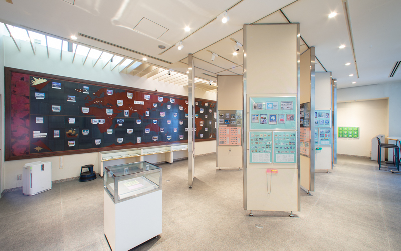 展示室には毎回1,000点近くの切手がテーマに沿って展示されており、小さな切手も見やすいようルーペが設置されている。						