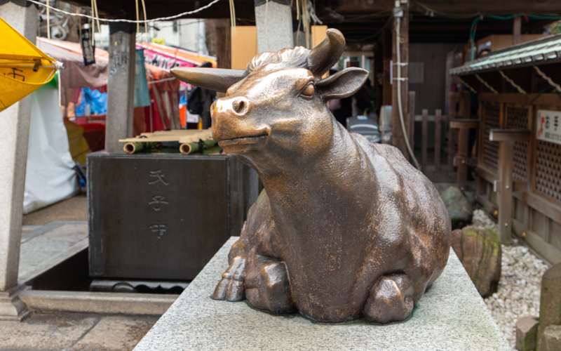 手水舎横の撫牛は、自らの悪い部分と同じ場所を撫でることでその邪気を取り除いてくれると信じられている。