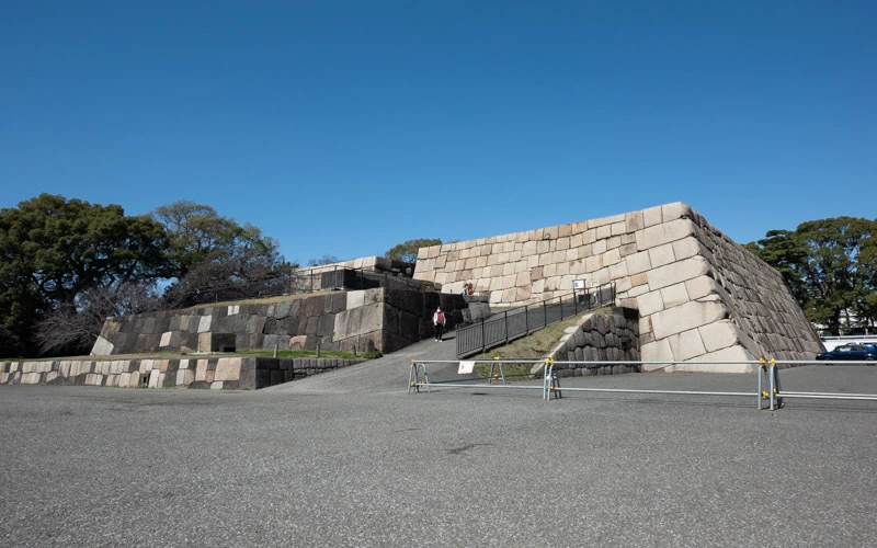 天守閣は1657年の明暦の大火で焼失した後、天守台のみが修復された。汐見坂を上がって上部へ行くことができる。									