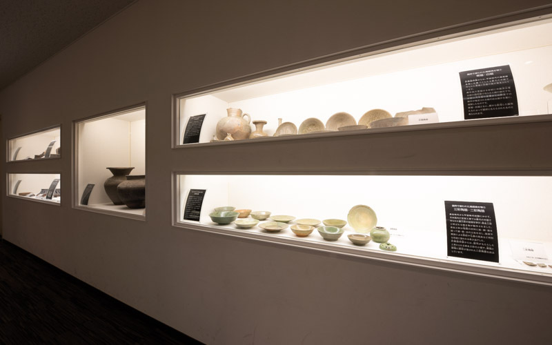 国府資料展示室中央のブースでは、武蔵国府跡やその関連遺跡から発見された平安時代の高級食器など、大小さまざまな陶器が展示されている。 