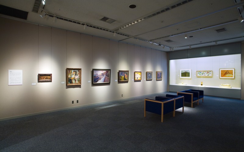 展示室内は広々とした配置になっており、車椅子でもゆっくりと作品を見ることができる。©武蔵野市立吉祥寺美術館 
