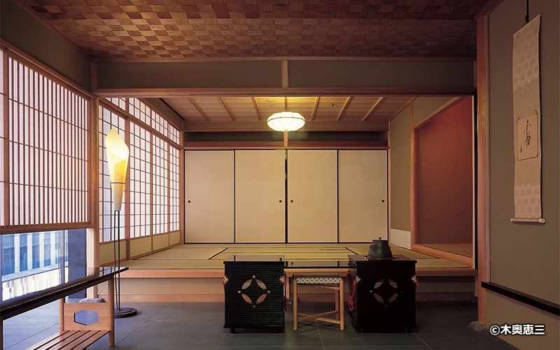 「玄鳥庵」は開館当時から現在まで引き継がれている茶室。展覧会開催中の指定日のみ席数限定の点茶席あり。	