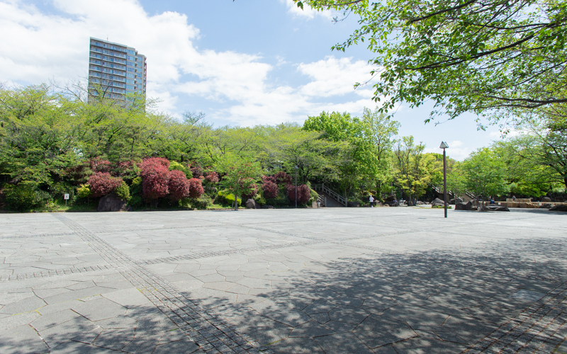 公園中央にある多目的広場は石畳の広いエリアとなっており、バスで来園した際やモノレールの「あすかパークレール」を利用しない場合には、この付近から入ることもできる。